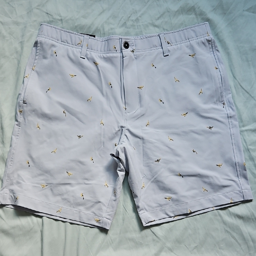 NWT Under Armour Men's Light Gray Patterned Shorts, Size 36